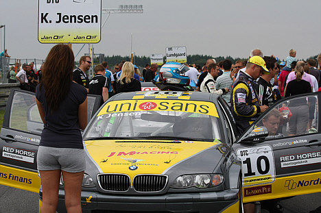 På gridden blev der skrevet autografer.